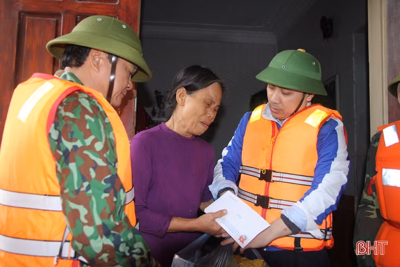 Tuổi Trẻ Hà Tĩnh hỗ trợ người dân vùng lũ 300 triệu đồng