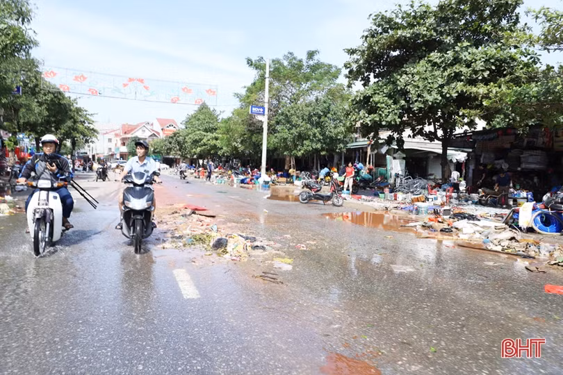 Sau mưa lũ, thành phố Hà Tĩnh “ngập” rác