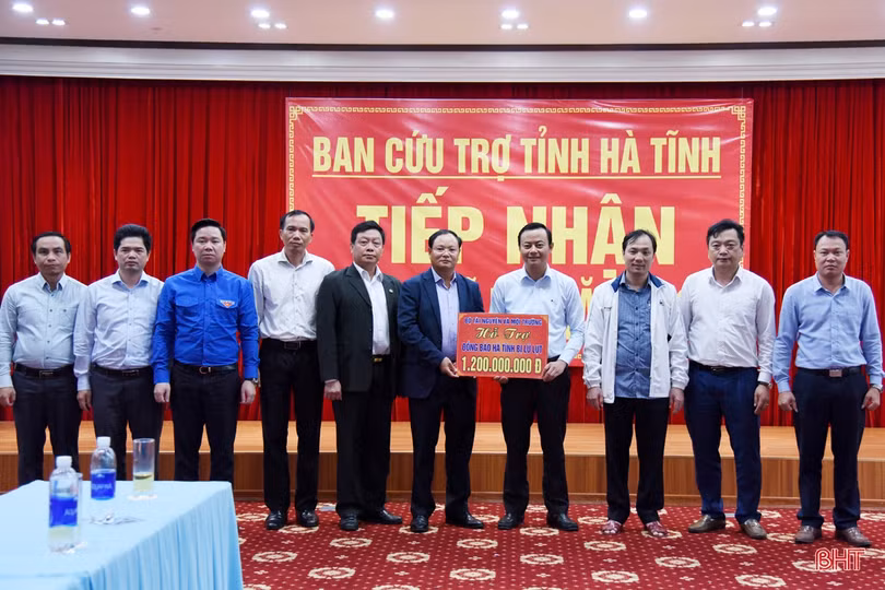 Sau mưa lũ, thành phố Hà Tĩnh “ngập” rác