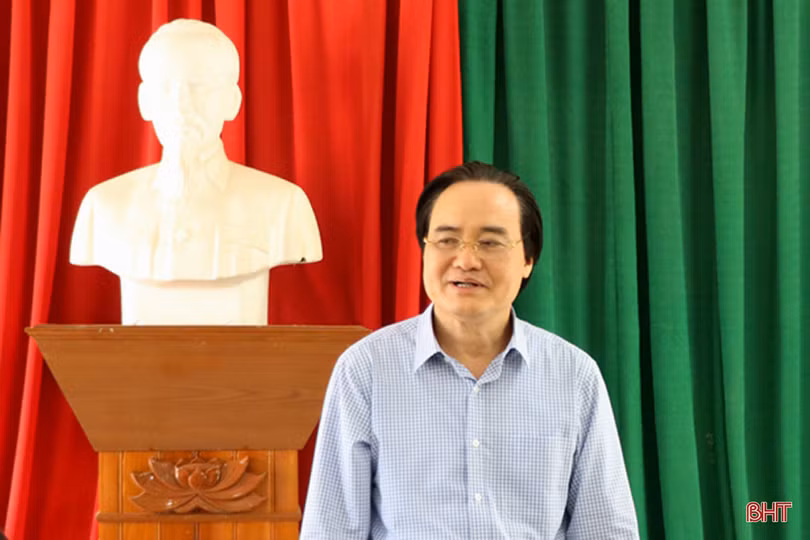 Bộ trưởng Bộ GD&ĐT thăm, tặng quà các trường học vùng lũ Hà Tĩnh