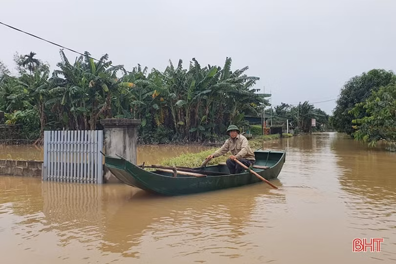 Cận cảnh cứu trợ người dân “tâm lũ” Cẩm Xuyên trong sáng nay