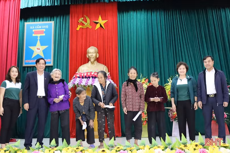 Chủ tịch Hội Nông dân Việt Nam thăm hỏi, trao quà cho người dân vùng lũ Cẩm Xuyên
