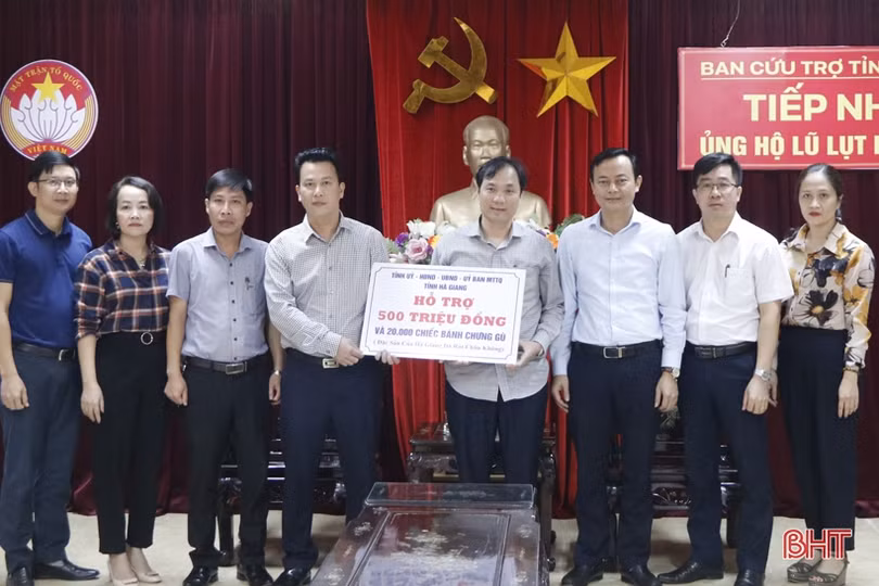 VP Bank Hà Tĩnh trao 100 triệu đồng hỗ trợ đồng bào lũ lụt