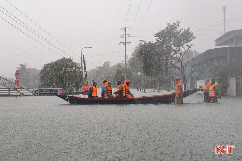Nước lũ lên nhanh, người dân TP Hà Tĩnh đổ xô mua lương thực tích trữ