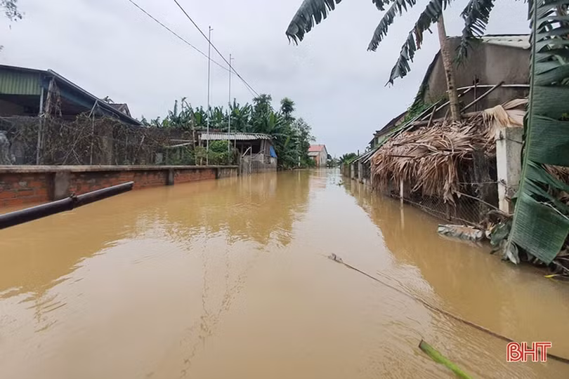Cận cảnh cứu trợ người dân “tâm lũ” Cẩm Xuyên trong sáng nay