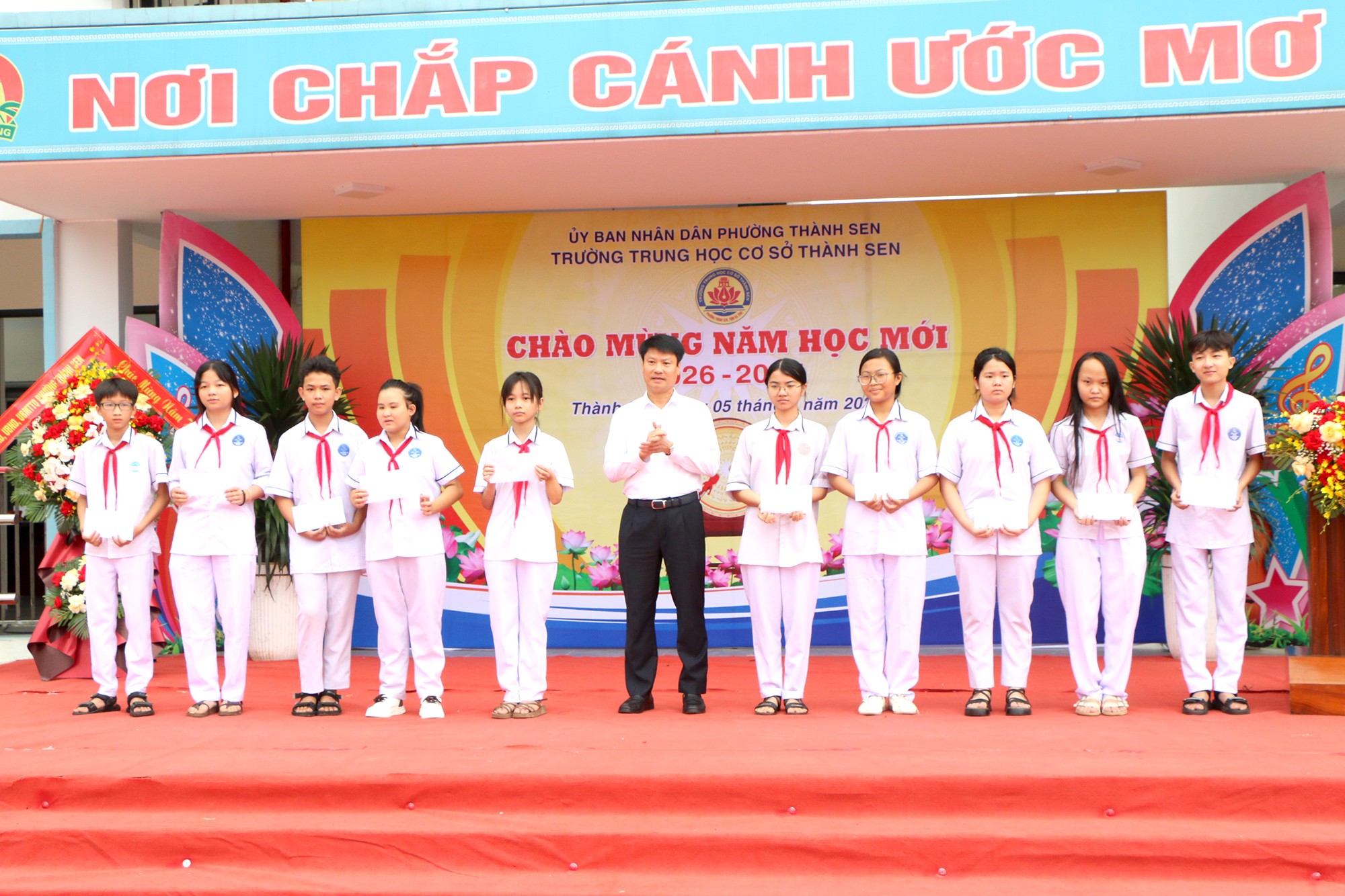 Bí thư Đảng uỷ phường Thành Sen Trần Quang Tuấn trao các phần quà cho các em học sinh khó khăn.