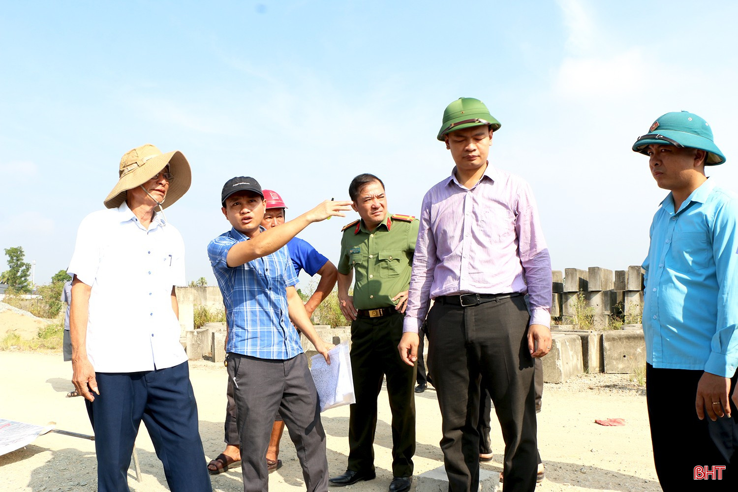 Theo UBND phường Hà Huy Tập, địa phương phấn đấu hoàn thành giải phóng mặt bằng toàn bộ dự án đường Hàm Nghi kéo dài trước ngày 15/6 tới, đảm bảo bàn giao mặt bằng sạch cho chủ đầu tư triển khai các hạng mục thi công theo đúng tiến độ.