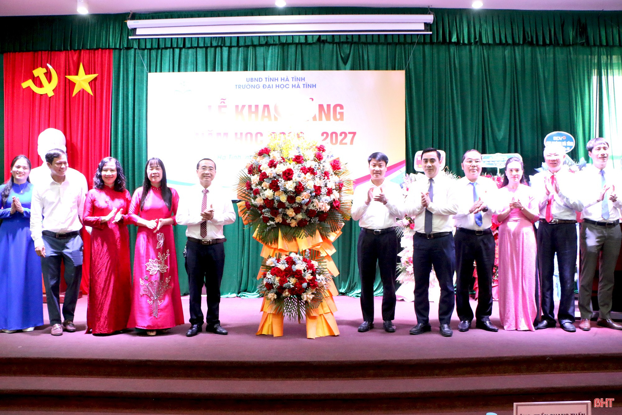 Đồng chí Trần Quang Tuấn - Bí thư Đảng uỷ phường Thành Sen và lãnh đạo các sở, ngành tặng hoa chúc mừng Trường Đại học Hà Tĩnh.