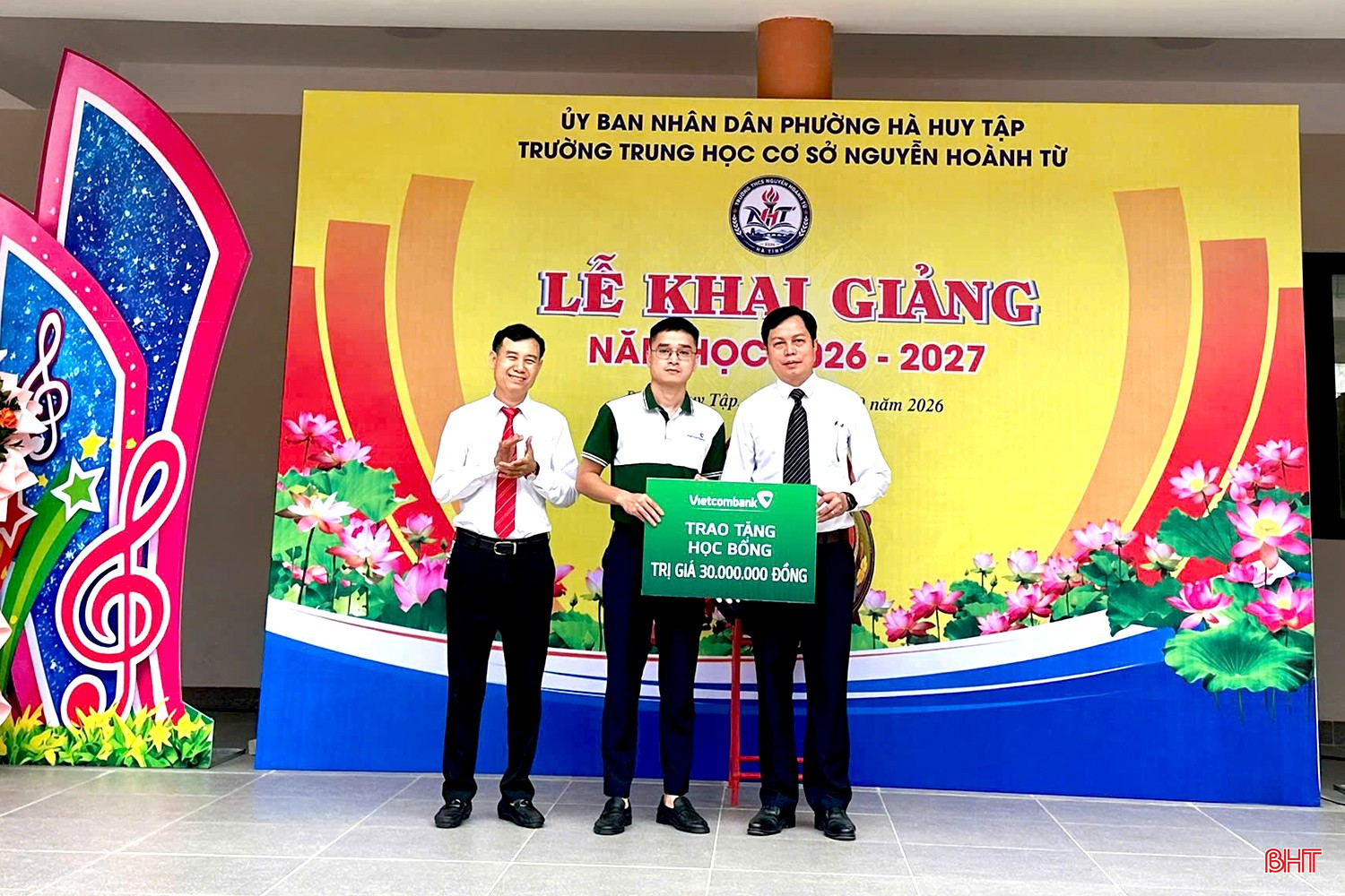 Đại diện Vietcombank Chi nhánh Hà Tĩnh trao học bổng trị giá 30 triệu đồng tại Trường THCS Nguyễn Hoành Từ (phường Hà Huy Tập).