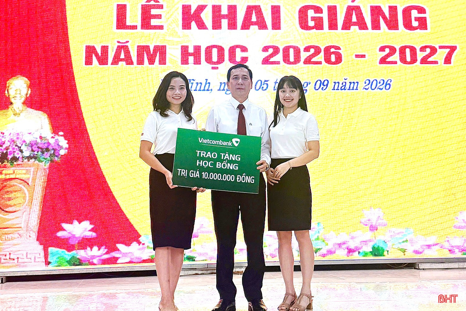 Đại diện Vietcombank Chi nhánh Hà Tĩnh trao học bổng trị giá 10 triệu đồng tại Trường Cao đẳng Công nghệ Hà Tĩnh.
