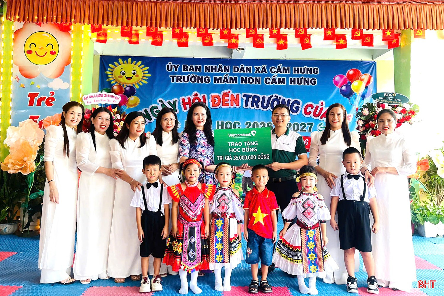 Đại diện Vietcombank Chi nhánh Hà Tĩnh trao học bổng trị giá 35 triệu đồng tại Trường Mầm non Cẩm Hưng (xã Cẩm Hưng).