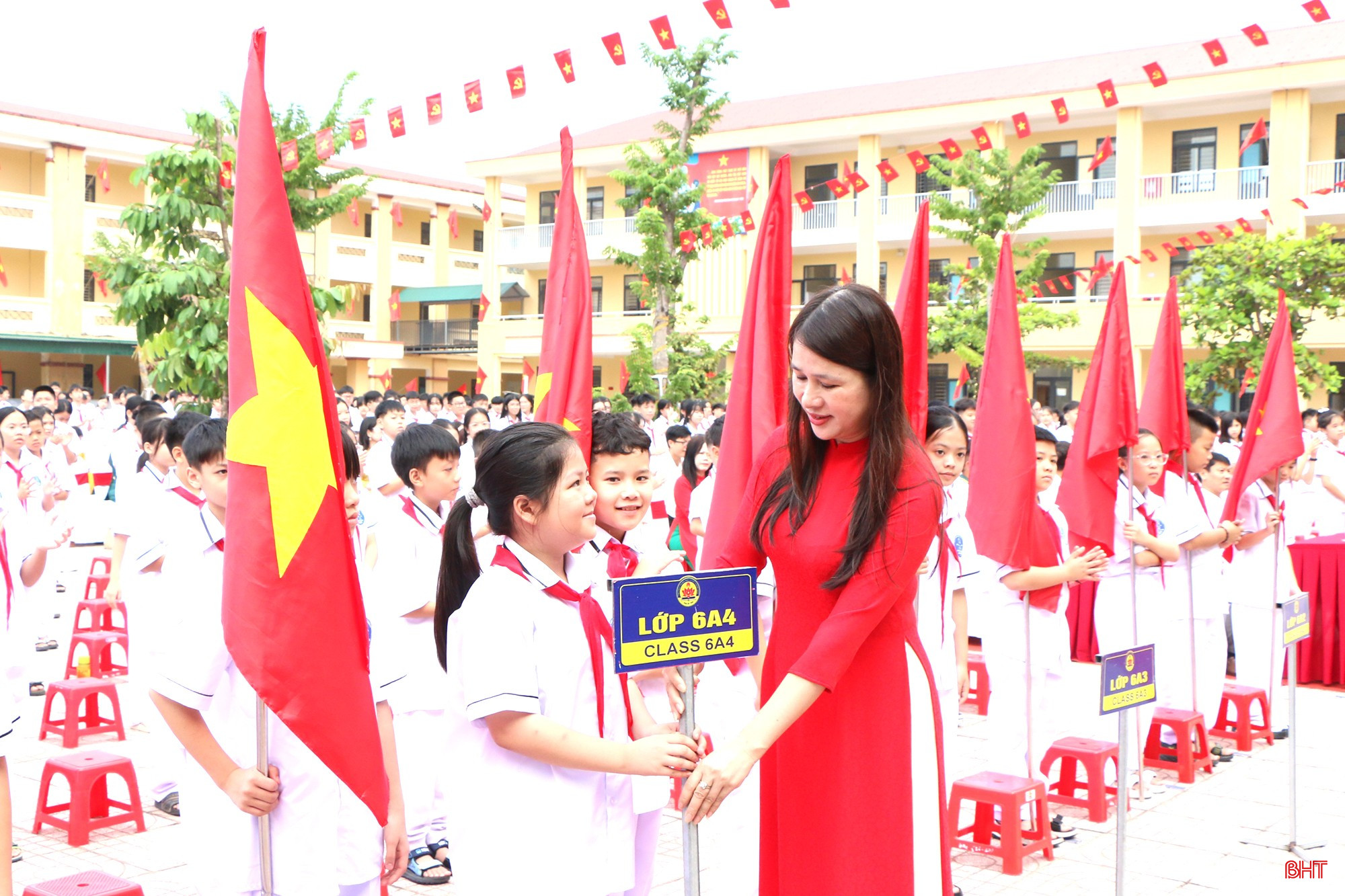 Cô giáo Nguyễn Thị Thương - Hiệu trưởng Trường THCS Thành Sen trao bảng lớp cho học sinh lớp 6.