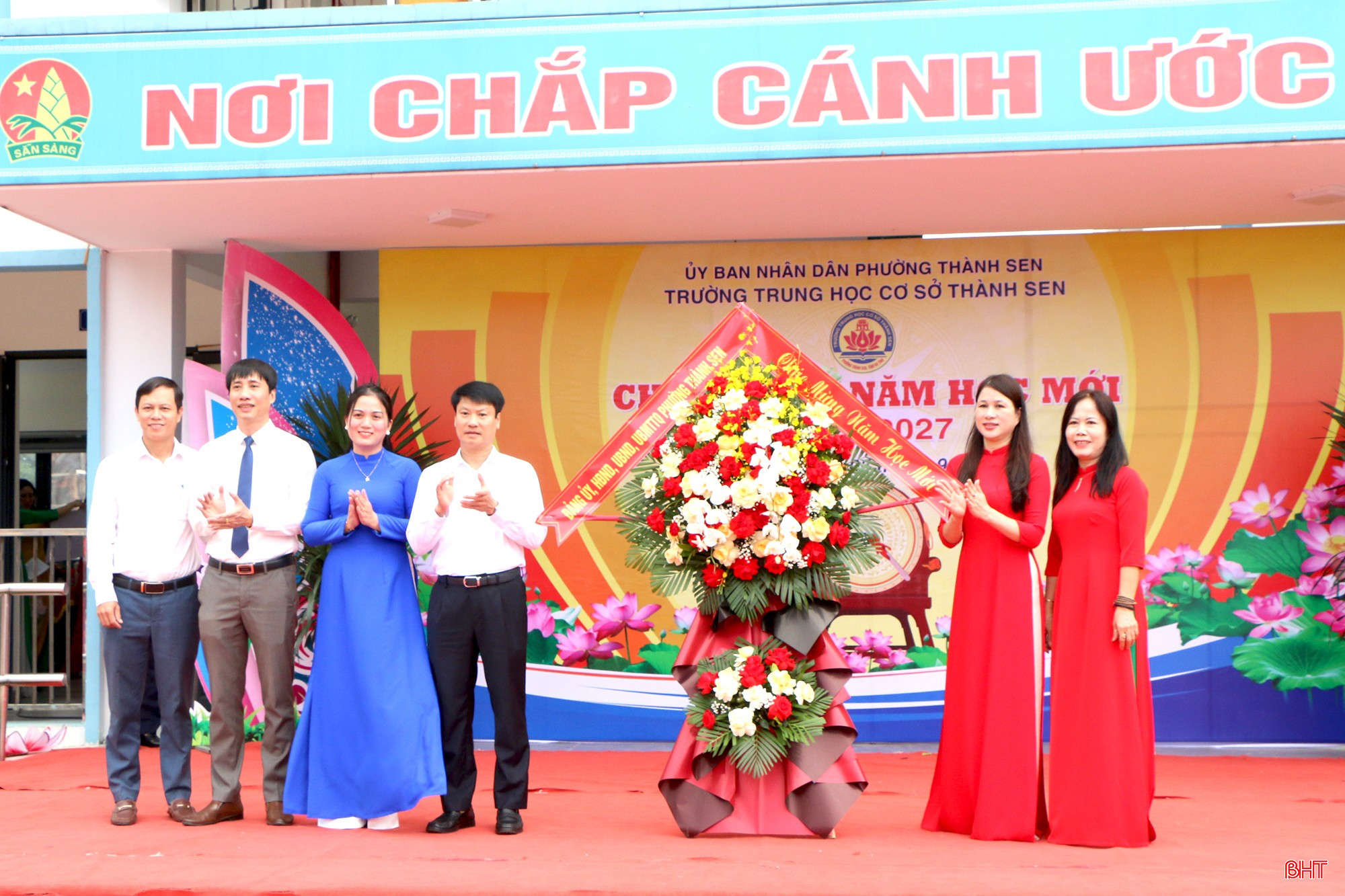 Đồng chí Trần Quang Tuấn - Bí thư Đảng uỷ phường Thành Sen tặng hoa chúc mừng năm học mới Trường THCS Thành Sen.