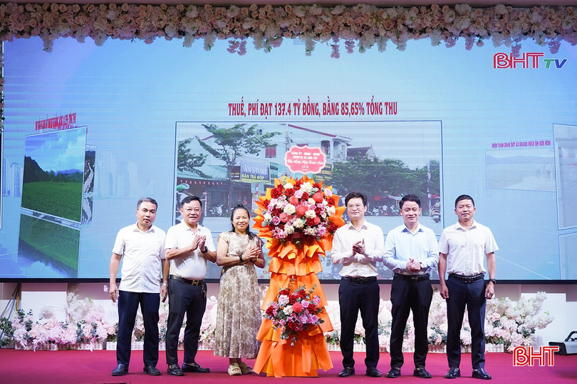 Lãnh đạo địa phương tặng hoa cho đại diện các doanh nghiệp trên địa bàn.