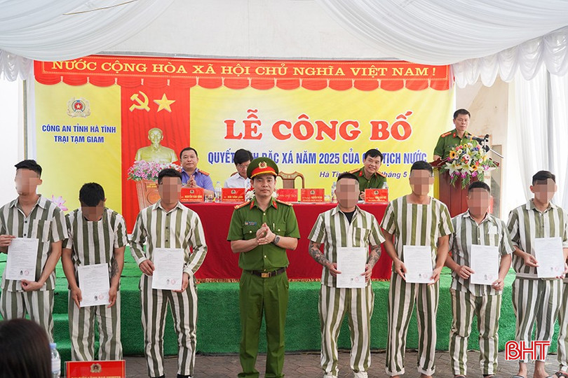 Thượng tá Nguyễn Phi Hải - Phó Giám đốc Công an tỉnh trao quyết định đặc xá cho các phạm nhân.