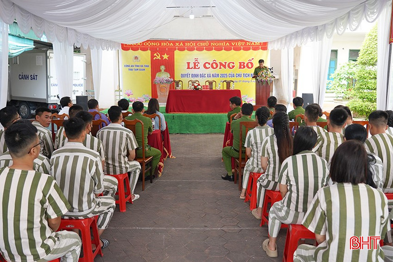 Toàn cảnh buổi lễ công bố quyết định đặc xá.
