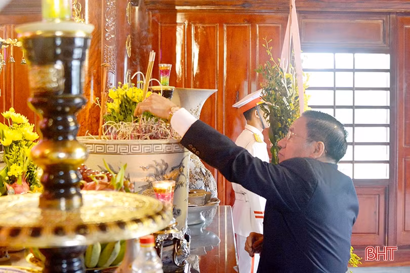 Lãnh đạo Hà Tĩnh dâng hương tại các di tích lịch sử nhân 90 năm ngày thành lập Đảng