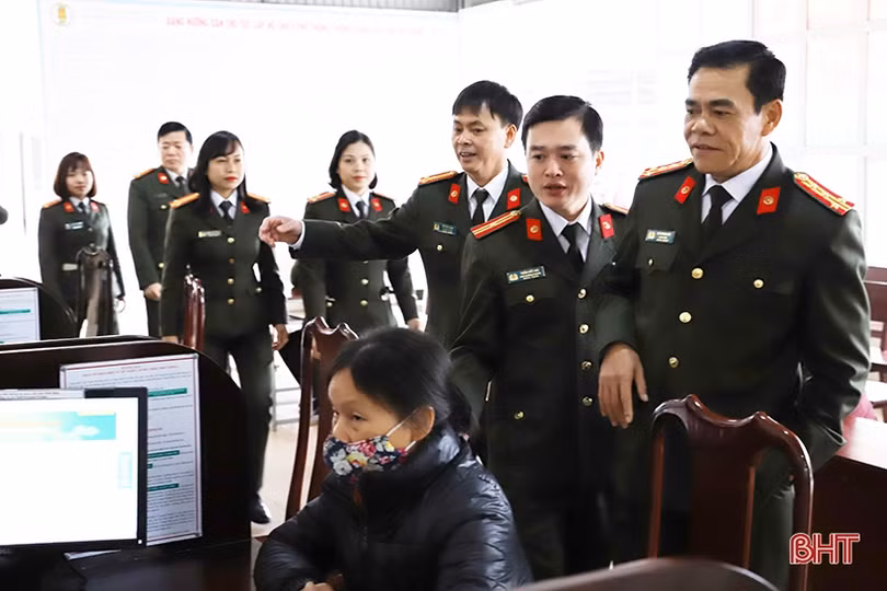 Gần 800 người đến làm thủ tục hộ chiếu, giấy thông hành 2 ngày đầu làm việc