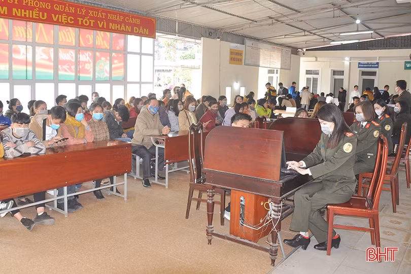Gần 800 người đến làm thủ tục hộ chiếu, giấy thông hành 2 ngày đầu làm việc