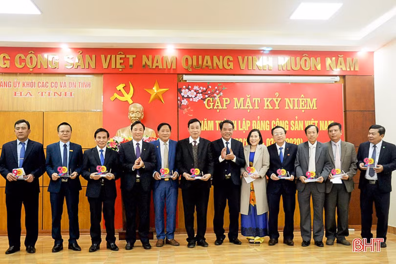 Khối cơ quan & doanh nghiệp Hà Tĩnh tuyên dương 30 bí thư, phó bí thư cấp ủy cơ sở tiêu biểu