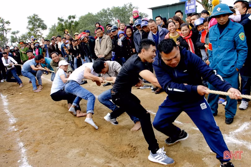 Du khách thích thú trải nghiệm các trò chơi dân gian tại lễ hội Chùa Hương