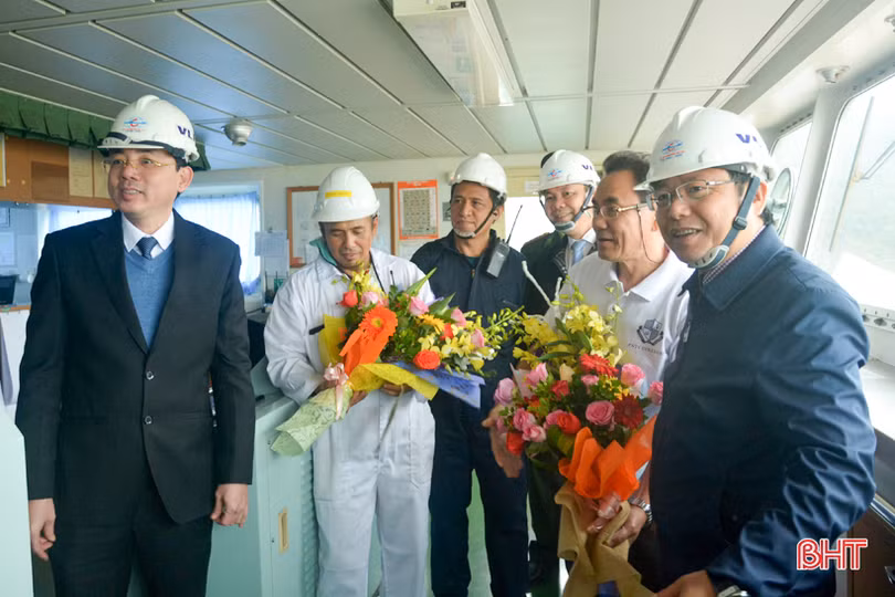 Phó Chủ tịch UBND tỉnh Hà Tĩnh chúc mừng chuyến tàu cập cảng Vũng Áng đầu năm mới