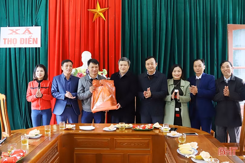 Chủ tịch UBND tỉnh Trần Tiến Hưng kiểm tra sản xuất và tham gia trồng cây đầu xuân tại huyện Vũ Quang