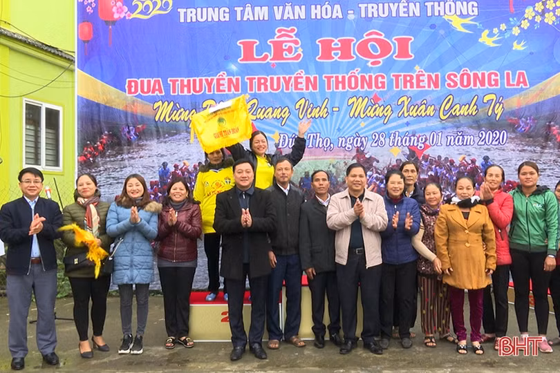 Lễ hội đua thuyền trên sông La chào Xuân Canh Tý