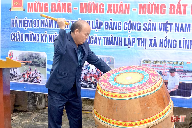 Tưng bừng Lễ hội đua thuyền truyền thống trên dòng sông Minh