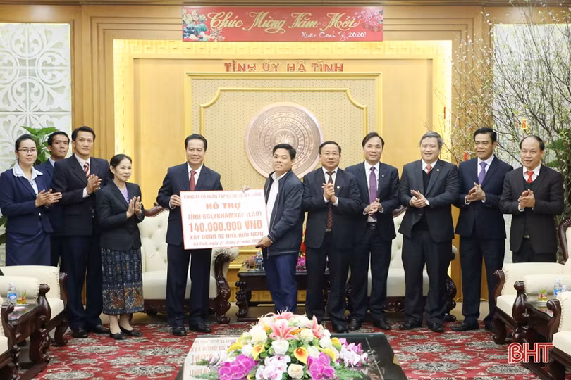 Lãnh đạo Bôlykhămxay chúc mừng Đảng bộ Hà Tĩnh nhân kỷ niệm 90 năm thành lập