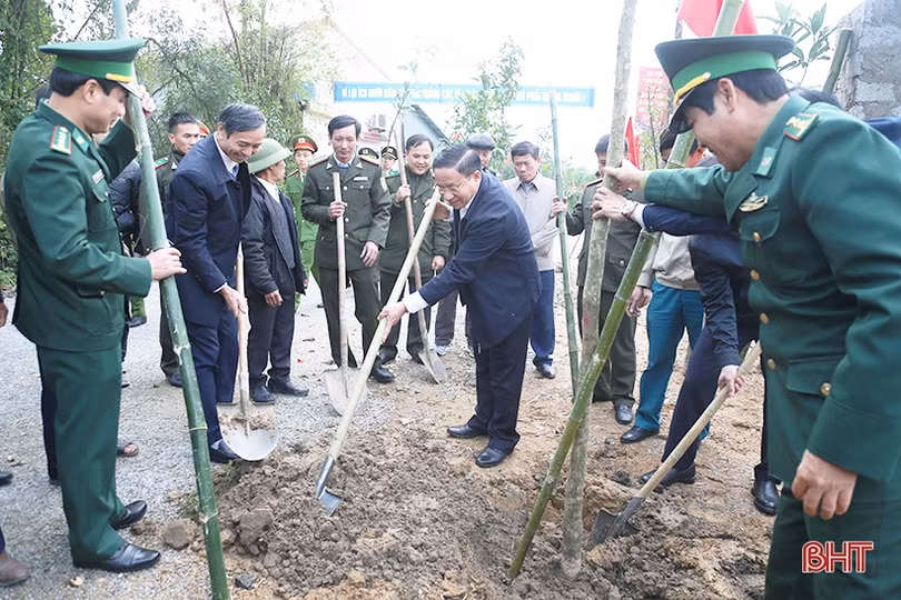 Bí thư Tỉnh ủy Hà Tĩnh Lê Đình Sơn tham gia trồng cây đầu xuân Canh Tý