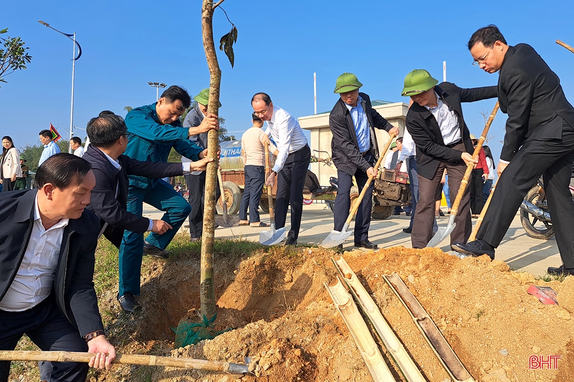 Các địa phương Hà Tĩnh sôi nổi ra quân trồng cây đầu xuân
