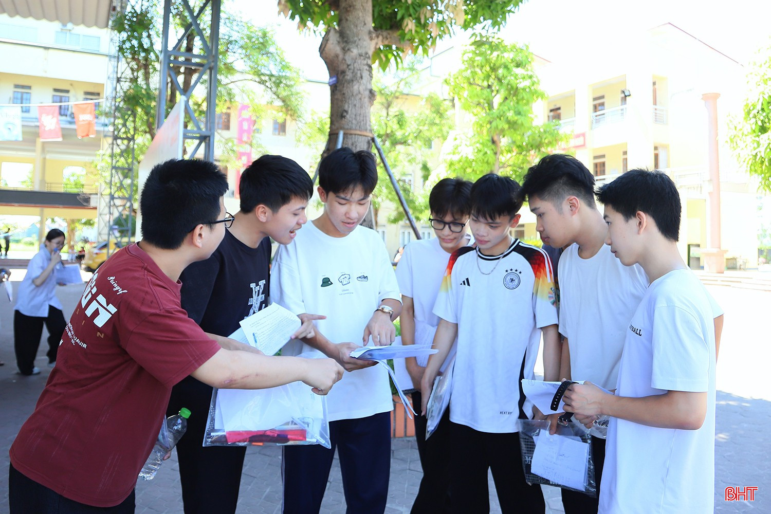 Kỳ thi vào Trường THPT Chuyên Hà Tĩnh không chỉ là cuộc cạnh tranh về kiến thức mà còn là hành trình chinh phục ước mơ của mỗi học sinh. Ở đó, các sĩ tử đã nỗ lực vượt qua áp lực, thử thách để khẳng định bản thân và nuôi dưỡng khát vọng vươn tới tương lai.