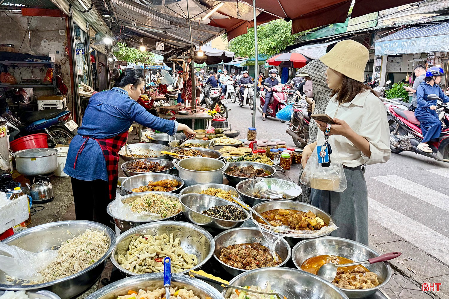 Gian hàng bày bán thực phẩm chế biến sẵn tại chợ Vườn Ươm (phường Thành Sen) không được che đậy đúng cách.