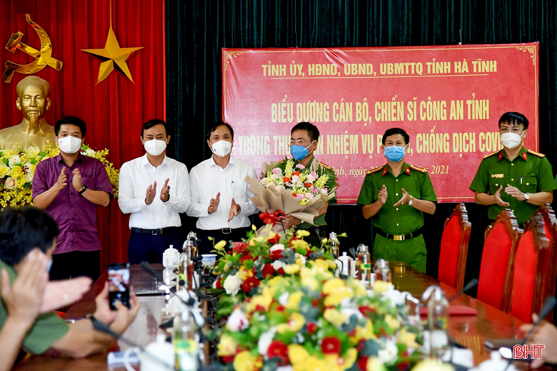 Thường trực Tỉnh ủy Hà Tĩnh biểu dương các lực lượng tuyến đầu phòng, chống dịch Covid-19