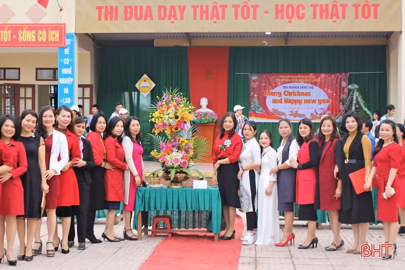 Ấn tượng màn catwalk trong chương trình “Merry Christmas and Happy New Year” ở trường học Thạch Hà