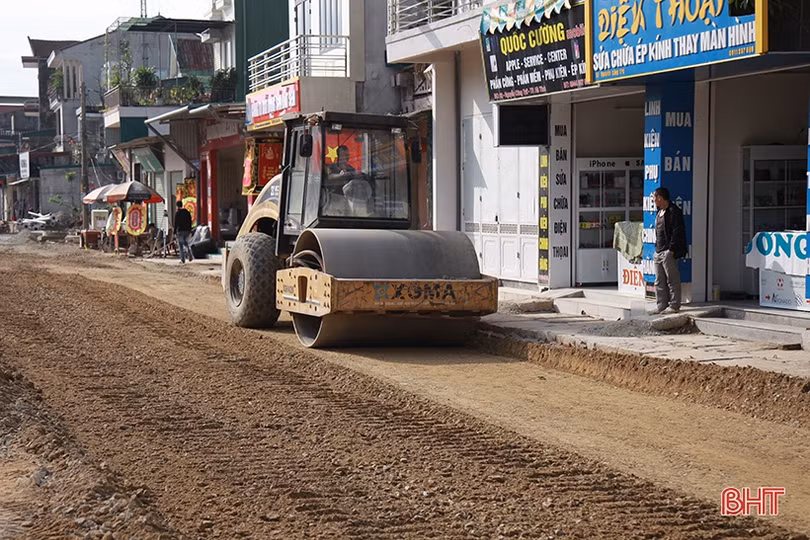 Thi công đêm ngày, quyết hoàn thành tuyến đường “treo” lâu nhất Hà Tĩnh trước Tết