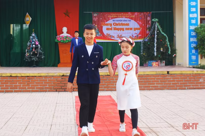 Ấn tượng màn catwalk trong chương trình “Merry Christmas and Happy New Year” ở trường học Thạch Hà