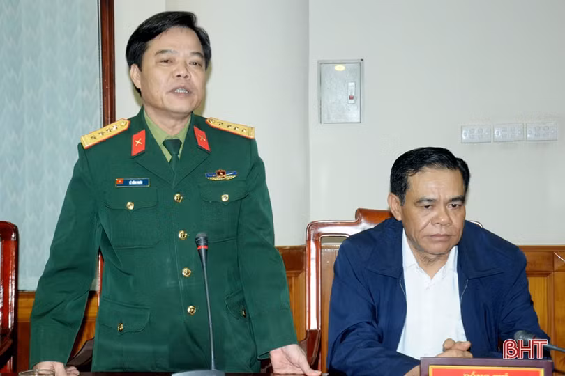 Lãnh đạo tỉnh tặng hoa chúc mừng tân Chỉ huy trưởng Bộ Chỉ huy Quân sự Hà Tĩnh