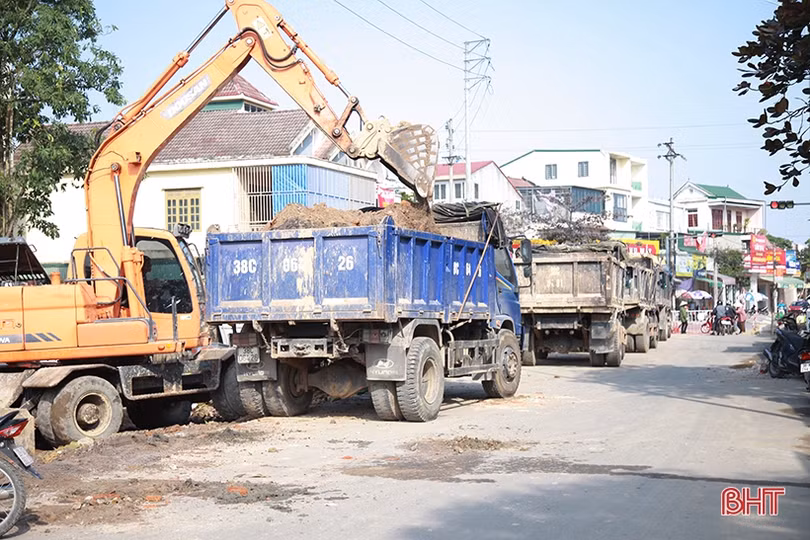 Thi công đêm ngày, quyết hoàn thành tuyến đường “treo” lâu nhất Hà Tĩnh trước Tết