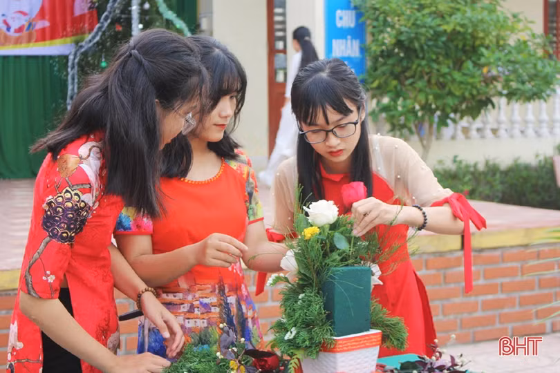 Ấn tượng màn catwalk trong chương trình “Merry Christmas and Happy New Year” ở trường học Thạch Hà
