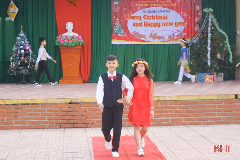 Ấn tượng màn catwalk trong chương trình “Merry Christmas and Happy New Year” ở trường học Thạch Hà