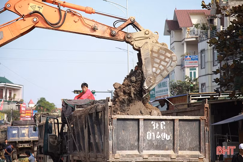 Thi công đêm ngày, quyết hoàn thành tuyến đường “treo” lâu nhất Hà Tĩnh trước Tết