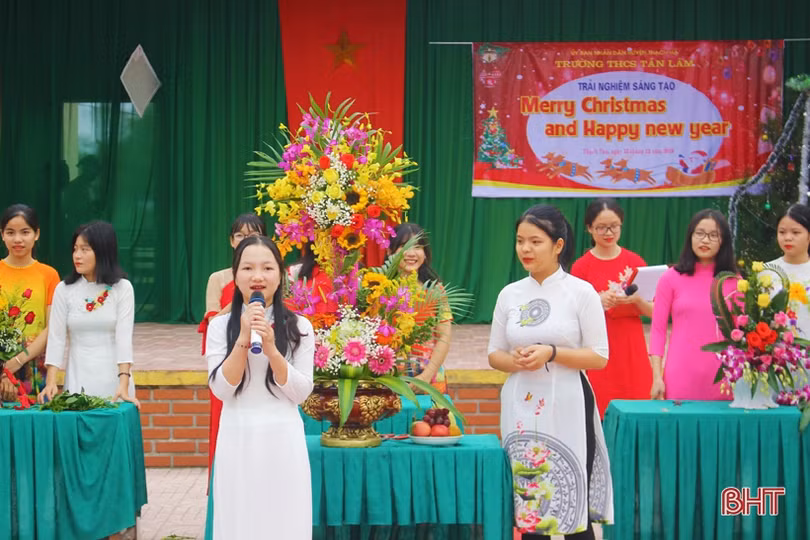 Ấn tượng màn catwalk trong chương trình “Merry Christmas and Happy New Year” ở trường học Thạch Hà
