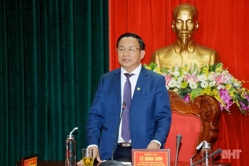 Lãnh đạo tỉnh tặng hoa chúc mừng tân Chỉ huy trưởng Bộ Chỉ huy Quân sự Hà Tĩnh