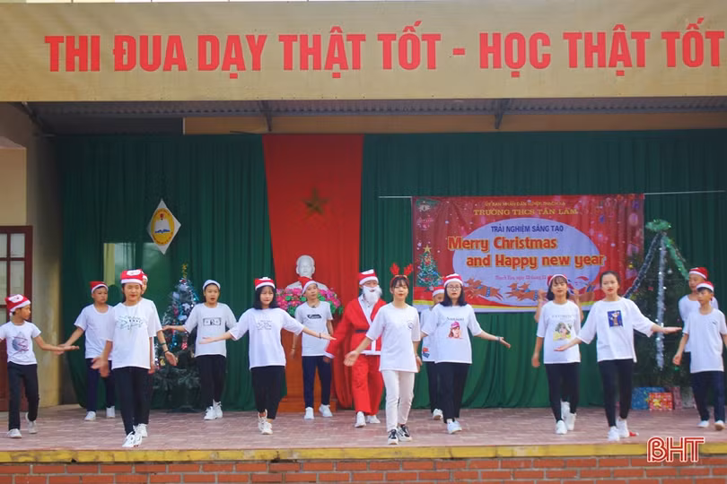 Ấn tượng màn catwalk trong chương trình “Merry Christmas and Happy New Year” ở trường học Thạch Hà