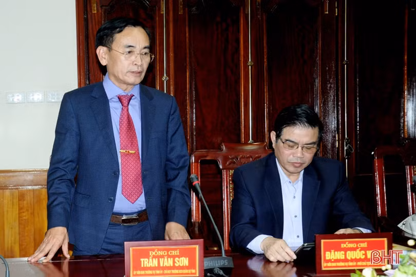 Lãnh đạo tỉnh tặng hoa chúc mừng tân Chỉ huy trưởng Bộ Chỉ huy Quân sự Hà Tĩnh