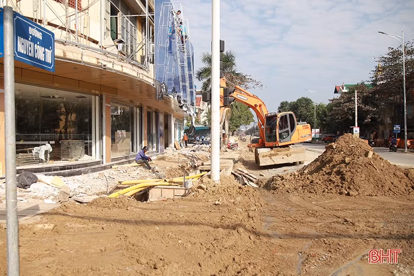 Thi công đêm ngày, quyết hoàn thành tuyến đường “treo” lâu nhất Hà Tĩnh trước Tết