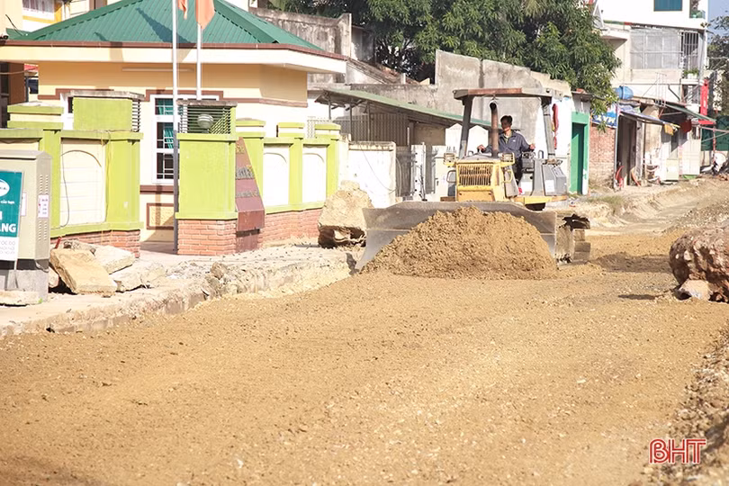 Thi công đêm ngày, quyết hoàn thành tuyến đường “treo” lâu nhất Hà Tĩnh trước Tết