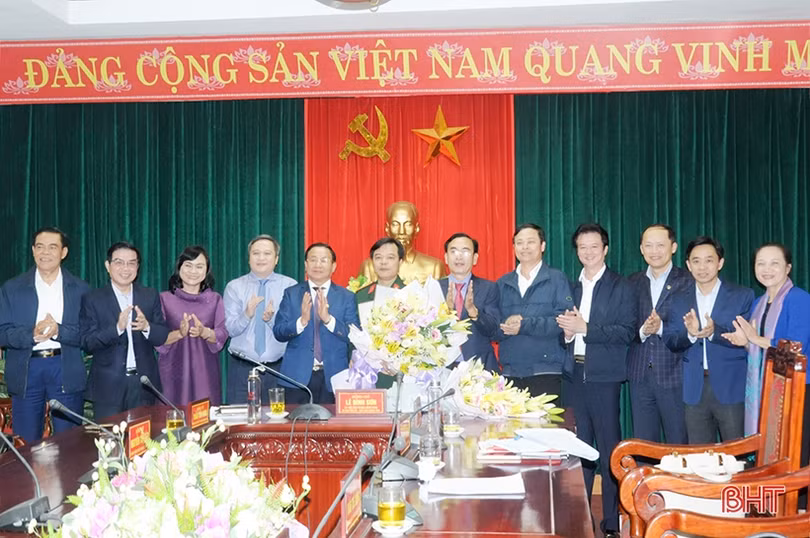 Lãnh đạo tỉnh tặng hoa chúc mừng tân Chỉ huy trưởng Bộ Chỉ huy Quân sự Hà Tĩnh